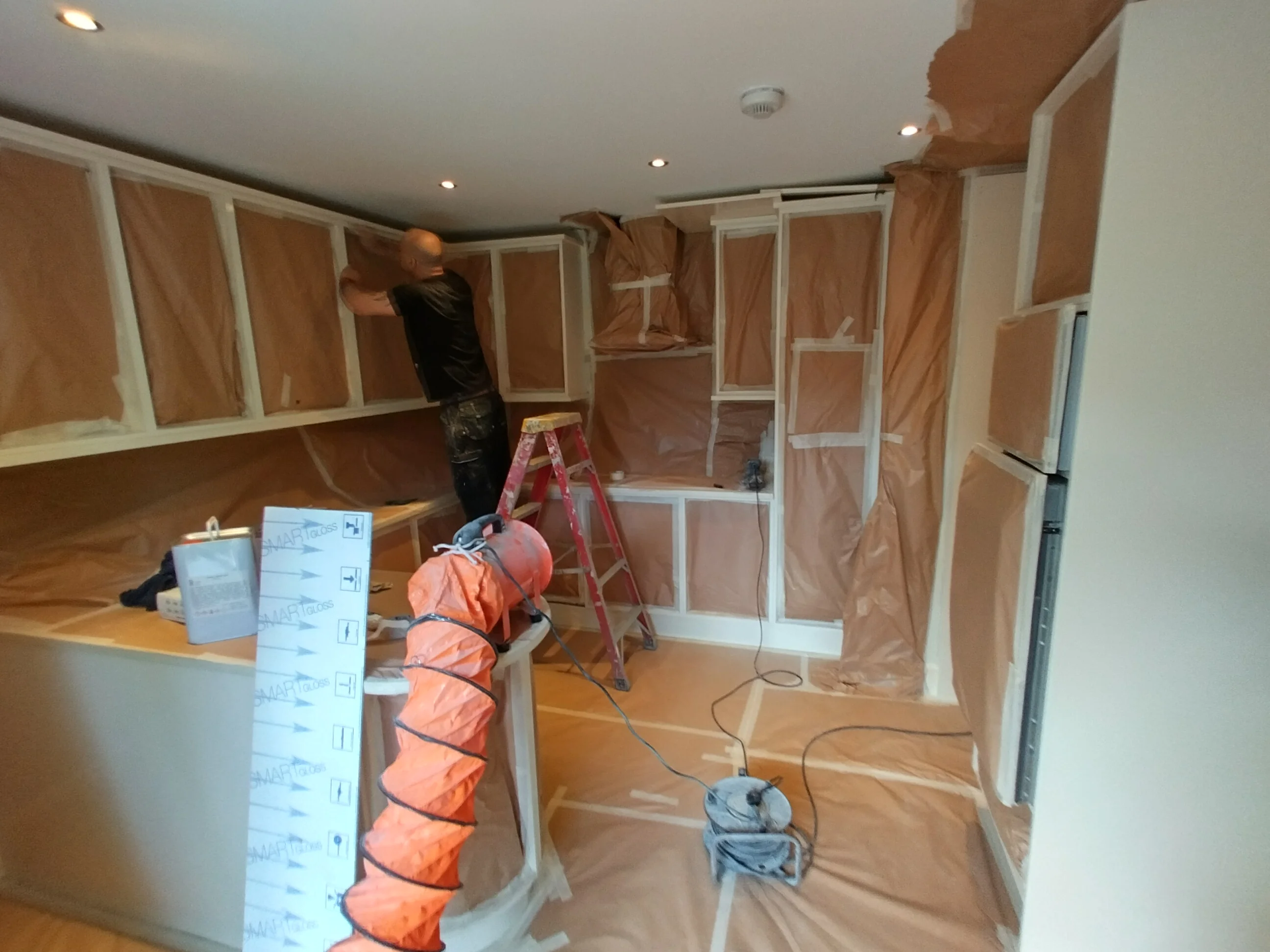 Professional SPS spray painting team at work